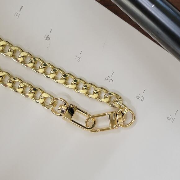 Bold Gold Tone Curb Chain Necklace With Polished Links & Secure Clasp 20 Inch - Picture 7 of 10